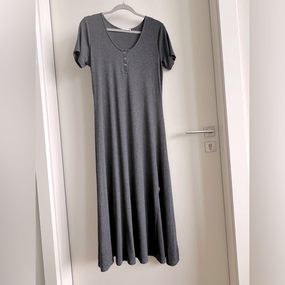 LUSH Super Stretchy Ribbed Jersey/knit-like Henley Midi